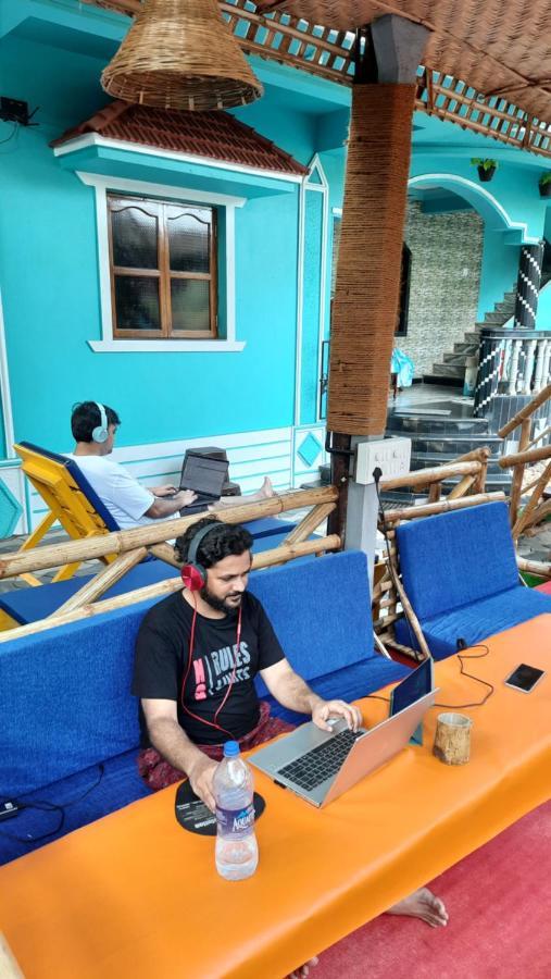 Tropical Wave Hostel Morjim Goa Exterior photo